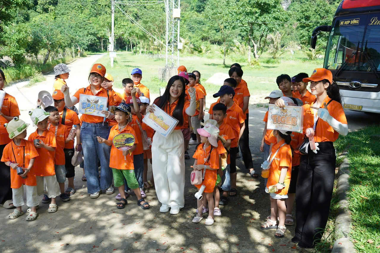 Học sinh nhận giấy chứng nhận